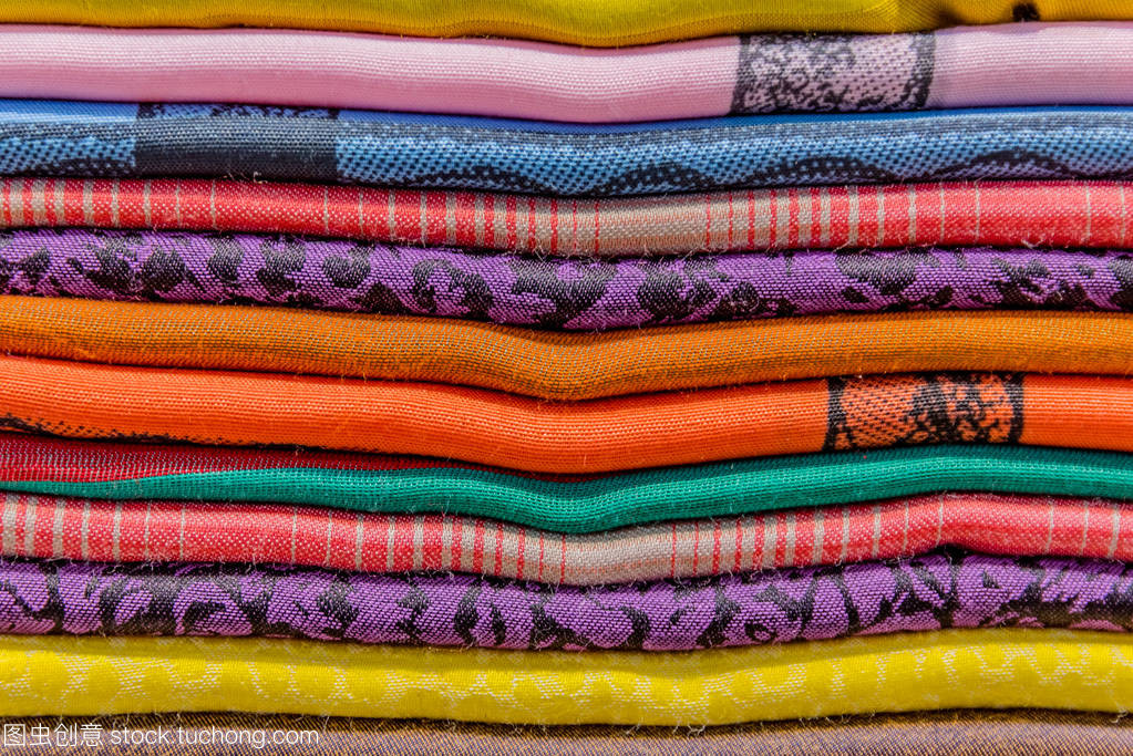 纺织之美 丝绸、羊绒头围巾与织物堆叠的艺术
